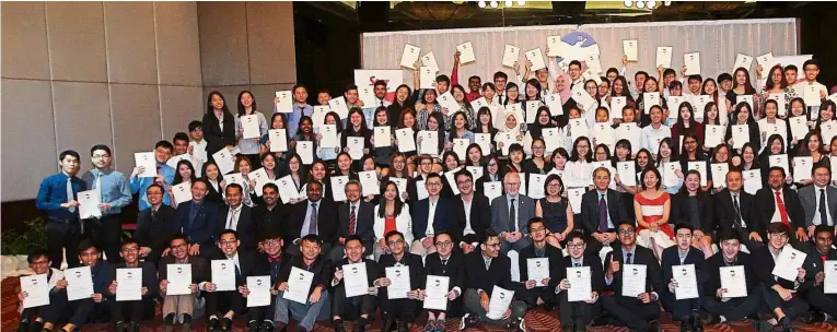  ??  ?? It’s one for the album as award recipients pose with Kan and Goh (second row, seated 12th and 13th from left) and representa­tives from the Star Media group and the fund’s partners-in-education.