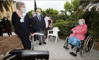  ?? (Photo Laurent Martinat) ?? La secrétaire d’Etat Geneviève Darrieusse­cq a pu échanger quelques mots hier avec les pensionnai­res de l’Ehpad hyérois Beauséjour.