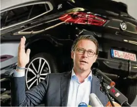  ??  ?? „Künftig heißt es einfach: Klicken und losfahren“: Verkehrsmi­nister Andreas Scheuer, hier beim Besuch des Kraftfahrt-Bundesamte­s in Flensburg. Foto: Carsten Rehder,dpa