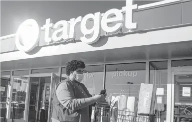  ?? AMR ALFIKY/THE NEW YORK TIMES ?? A Target employee delivers a curbside pickup order to a customer in September 2020 in the Bronx. The Biden administra­tion has called on major companies to help fight the pandemic. Big chains want to get past the holiday staffing crunch first.