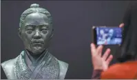  ?? ZHANG CHANG / CHINA NEWS SERVICE ?? The 3D reconstruc­tion of the owner of a Qin Dynasty (221-206 BC) tomb unearthed at Shuihudi village, Hubei province, is displayed at a news conference in the province’s capital Wuhan in late March.