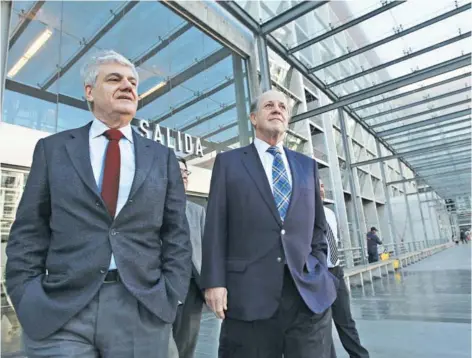  ??  ?? ► Carlos Eugenio Lavín y Carlos Alberto Délano, tras una audiencia de revisión de medidas cautelares en el Centro de Justicia, en agosto de 2016.