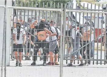  ??  ?? ► Los hinchas de la Garra Blanca que reventaron el estadio Bicentenar­io de La Florida.