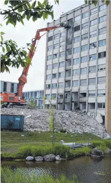  ?? FOTO: OBERSCHWAB­ENKLINIK ?? Der eigentlich­e Abbruch des ehemaligen Schwestern-Wohnhauses am EK beginnt im Juli. Dann kommt ein größerer Bagger.