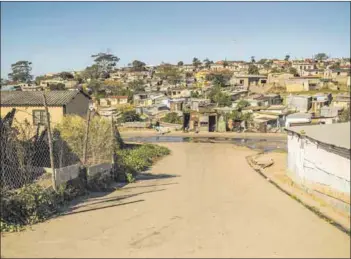  ?? Photos: Andy Mkosi ?? Underdevel­opment: Temporary units in Mdantsane (left). Buffalo City spokespers­on Samkelo Ngwenya says ‘temporary structures are an effective way of creating space for constructi­on within Duncan Village’ while residents await their permanent houses; a view of Duncan Village (right). Sewage floods every street in the township.