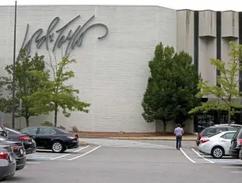  ?? STUART CAHILL / HERALD STAFF FILE ?? SEEKING THE RIGHT FIT: Lord and Taylor, which closed its Manhattan flagship last year, is looking for a buyer. Above, the chain’s store in South Shore Plaza in Braintree.