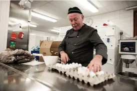  ??  ?? I dag blir det pannkaka för eleverna i Kyrkslätt. Pekka Aariainen knäcker ägg till smeten.