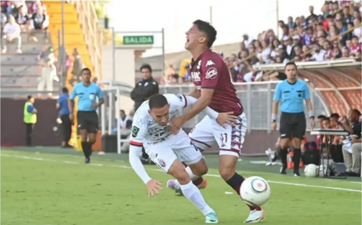  ?? ALBERT MARÍN ?? Warren Madrigal recibió una dura marca de parte de los defensores de San Carlos, ayer en el Ricardo Saprissa.