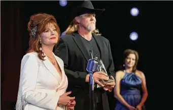  ?? Fox/TNS ?? Susan Sarandon, left, and Trace Adkins in the series premiere of “Monarch.”