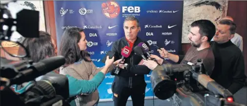  ??  ?? REGRESO. Sergio Scariolo atiende a los medios en el AC Marriott, el mismo hotel que la Selección utilizó durante la primera Ventana.