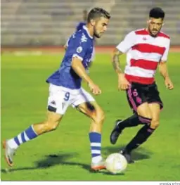  ?? ROMÁN RÍOS ?? Pedro Ríos se anticipa a Morcillo en un momento del encuentro de anoche en el estadio Iberoameri­cano; a la derecha Sergio Jiménez intenta frenar el avance de Francis Ferrón.