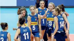  ??  ?? Sul podio L’abbraccio delle giocatrici italiane dopo la sconfitta nella finale dei Mondiali contro la Serbia al tie break. In basso a sinistra, Carlotta Cambi, della Zanetti