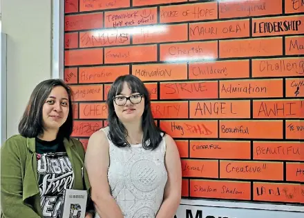  ?? KYMBERLEE FERNANDES/FAIRFAX NZ ?? Sarah Colcord and Chloe Destrieux at the Manurewa PowerWall.