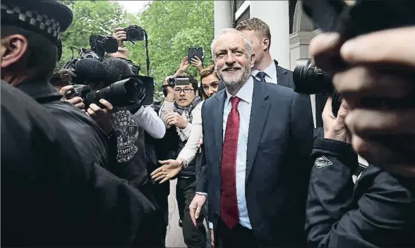  ?? HANNAH MCKAY / REUTERS ?? Jeremy Corbyn, líder del Partido Laborista británico, saliendo ayer de Chatham House, en Londres, tras pronunciar su discurso