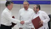  ?? PICTURE: REUTERS ?? Cuba’s president Raul Castro, centre, watches as Colombia’s president Juan Manuel Santos, left, shakes hands with Farc rebel leader Rodrigo Londono, better known by his nom de guerre Timochenko, after signing a historic ceasefire deal between the...