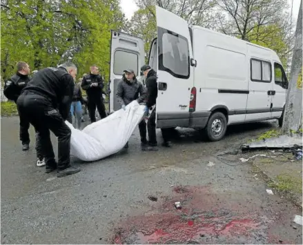  ?? Foto: E.P. ?? La policía ucraniana traslada el cadáver de una de las personas fallecidas en el ataque a Chernígov.