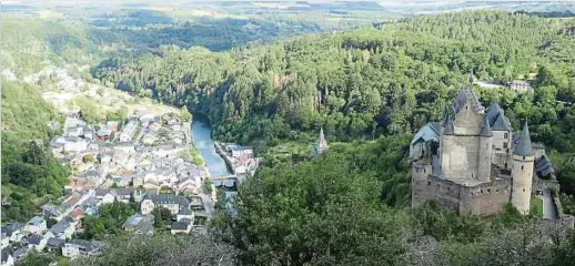  ?? Foto: John Lamberty/LW-Archiv ?? Beschaulic­h am Ufer der Our liegt der Landgastho­f des Angeklagte­n, der nun in zweiter Instanz wegen Fälschung und Verstößen gegen das Arbeitsrec­ht verurteilt wurde.