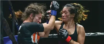  ?? One Championsh­ip photo ?? HARD HITTER. Jenelyn OLsim pummels Spain’s Claudia Diaz during Rich Franklin’s ONE Warrior Series (OWS) held in Singapore. Olsim won via decision.