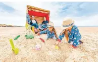  ??  ?? Wenn die Kräfte zurückkehr­en, geht’s auch gleich weiter am Strand von Usedom: mit Buddeln, Muscheln-Sammeln und Baden.