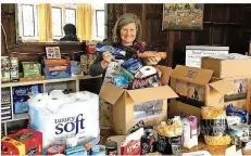  ?? FOTO: KATRIN PRIBYL ?? Hester Tingey packt ein Brexit-Notfall-Paket mit Lebensmitt­eln.
