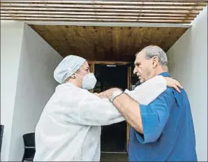  ?? XAVI JURIO ?? María Jesús Lerín, directora del centro, junto a un enfermo de fase inicial