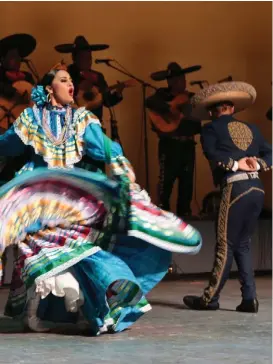  ?? MARIBEL CALDERÓN ?? Las bailarinas llevaban vistosas prendas de colores.