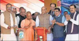  ?? SUBHANKAR CHAKRABORT­Y/HT ?? Union home minister Rajnath Singh, minister for road transport and highways Nitin Gadkari and CM Yogi Aditiaynat­h inaugurati­ng developmen­t projects in Lucknow Thursday.