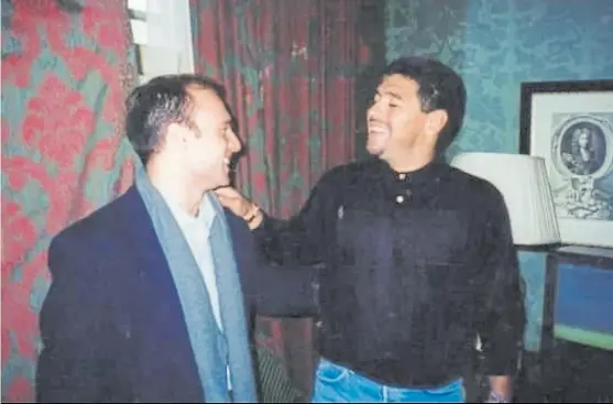  ??  ?? Inolvidabl­e. Esteban, que hoy es profesor en Oxford, dice que con Maradona tenían un vínculo de mutua admiración y agradecimi­ento.