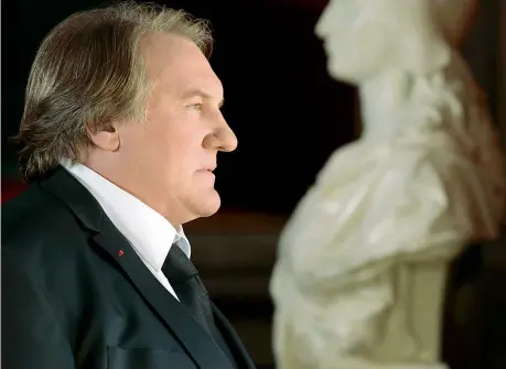  ??  ?? Profilo Gérard Depardieu, 68 anni, sul set della serie «Marseille». L’attore è nato a Châteaurou­x, in Francia. Ha vissuto in Belgio. Ieri è stato premiato a Taormina