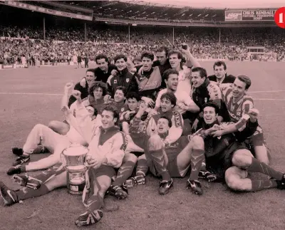  ??  ?? Protagonis­ti 1 La festa dopo l’Anglo-Italiano a Wembley. 2 Lo speaker dello stadio Zini, Michelange­lo Gazzoni. 3 Il magazzinie­re Roberto Denti 1