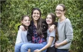  ?? FOTO NICOLE VERSTREPEN ?? Linde (12) en Sien (14) dragen hun grote zus Sofia op handen. Mama Ellen was zelf uitwisseli­ngsstudent.