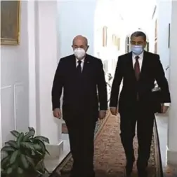  ??  ?? Le président Abdelmadji­d Tebboune et le Premier ministre Abdelaziz Djerad, avant-hier, à l’entrée du Conseil des ministres