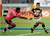  ?? PHOTO: ANDY JACKSON/ FAIRFAX NZ. ?? Taranaki’s Stephen Perofeta slips past Tasman’s Viliami Lolohea during yesterady NPC semifinal clash at Yarrow Stadium.