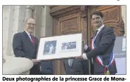  ??  ?? Deux photograph­ies de la princesse Grace de Monaco, lors de sa venue dans la cité des parfums en , ont été offertes au souverain.