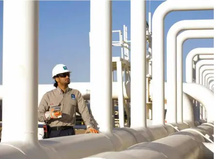  ?? AFP/VNA Photo ?? A worker at a refinery facility of Saudi Aramco in Saudi Arabia.