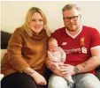  ?? Foto: Solheim ?? FC Liverpool Fan Kent Solheim mit sei ner Lebensgefä­hrtin Carine und Tochter Ynwa, die ihren Namen der Fußball Hymne „You’ll never walk alone“zu ver danken hat.