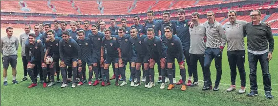  ?? FOTOS: JUAN ECHEVERRÍA ?? Los cachorros disfrutaro­n del entrenamie­nto programado en San Mamés, de cara al duelo del playoff, frente al Villarreal B, del próximo domingo. A lo largo de la sesión, realizaron distintos ejercicios físicos y con balón, a las órdenes de Gaizka Garitano