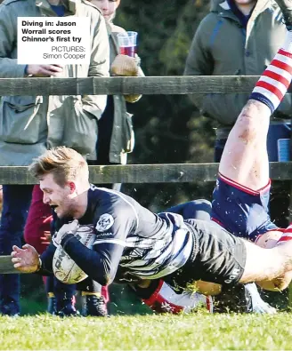  ?? PICTURES: Simon Cooper ?? Diving in: Jason Worrall scores Chinnor’s first try