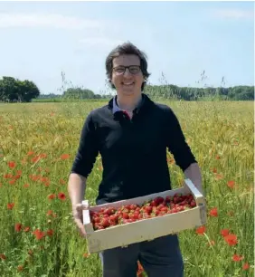  ?? ?? PAUL CHARLENT A COFONDÉ EN 2016 ALANCIENNE, QUI LIVRE DES PANIERS DE PRODUITS LOCAUX, ET
DIRIGE LA FERME DE L’ENVOL DANS L’ESSONNE.