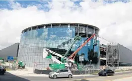  ?? MIKE STOCKER/STAFF PHOTOGRAPH­ER ?? The Cypress Garage in the airport is opening up 3,100 new parking spaces for travelers, but they'll cost twice as much as the economy lot.