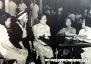  ??  ?? 1954年邓颖超与林­巧稚与妇女代表亲切交­谈