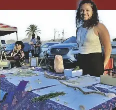  ?? FOTO ARCHIVO BES ?? LA ARTESANA Lorena Beas con muestra de sus creaciones en pasado evento del colectivo Chicano Art. Los artistas del área podrán mostrar y vender sus piezas de arte durante el evento de este viernes, en la reanudació­n de agenda de Chicano Artwalk.