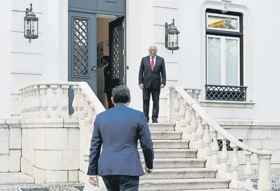  ?? A
m nd  F
 nc  / AP / L p
esse ?? Luís Montenegro, llegando el pasado miércoles a la residencia del primer ministro, donde le recibió su antecesor, António Costa