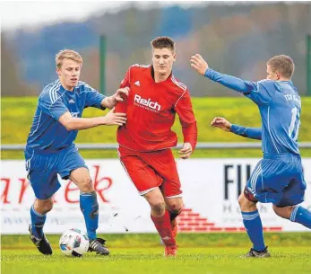  ?? FOTO: VOLKER STROHMAIER ?? Der TSV Ummendorf ( in der Mitte Matthias Hatzing) geht als Favorit auf den Meistertit­el in die Saison 2017/ 18 in der Kreisliga A I.