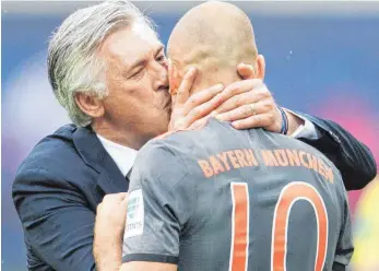  ?? FOTO: AFP ?? Das hat er sich verdient: Carlo Ancelotti krönt Arjen Robbens Siegtor mit einem Kuss.