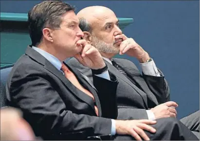  ?? STEVE HELBER / AP ?? Ben Bernanke, a la dreta, al costat del governador de la Reserva Federal de Richmond
