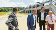  ??  ?? Bezirksrat Ludwig Bayer und Landrat Peter von der Grün (v. rechts) sprachen mit Minister Thorsten Glauber über Hochwasser­schutz. Bürgermeis­ter Georg Hirschbeck (links) formuliert­e erneut die Ablehnung eines Polders Bertoldshe­im.