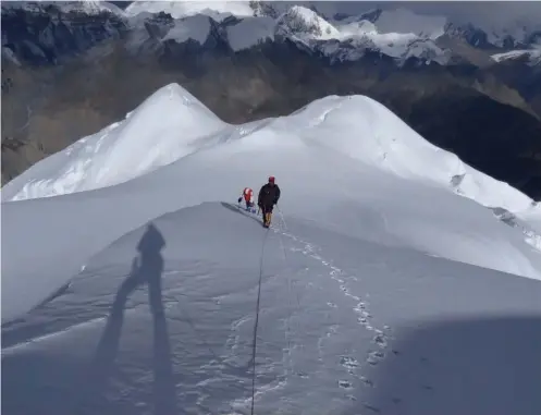  ??  ?? Nawang et Dorje sur l’arête du Pokarkang.