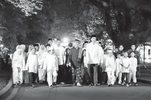  ??  ?? GAMBAR serahan Antara Foto menunjukk Presiden Joko Widodo (tengah) berarak bersama para peserta tadarus al-Quran sempena sambutan Ramadan di Istana Presiden di Jakarta, kelmarin. — Gambar Reuters