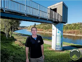  ?? PHOTO: MURRAY WILSON/FAIRFAX NZ ?? Horizons senior catchment data co-ordinator Paul Peters explains the role of the Teachers College monitoring station overlookin­g the Manawatu River.
